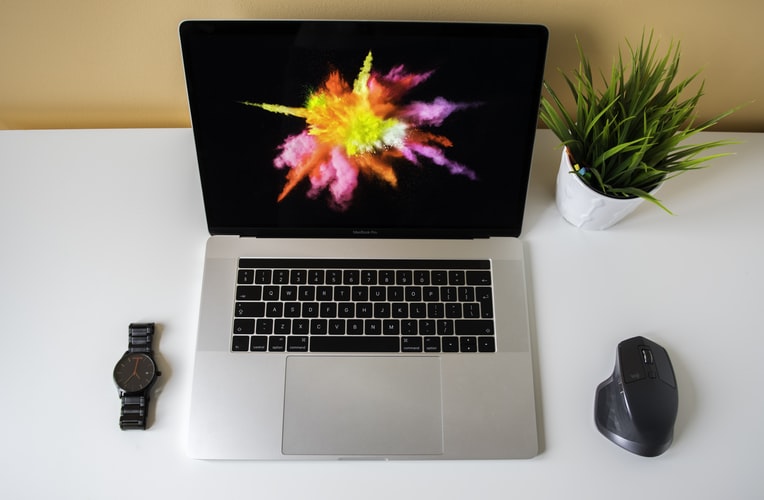 how-to-clean-a-macbook-screen